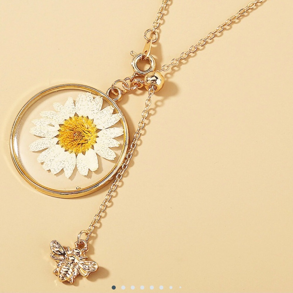 Daisy Bee Necklace